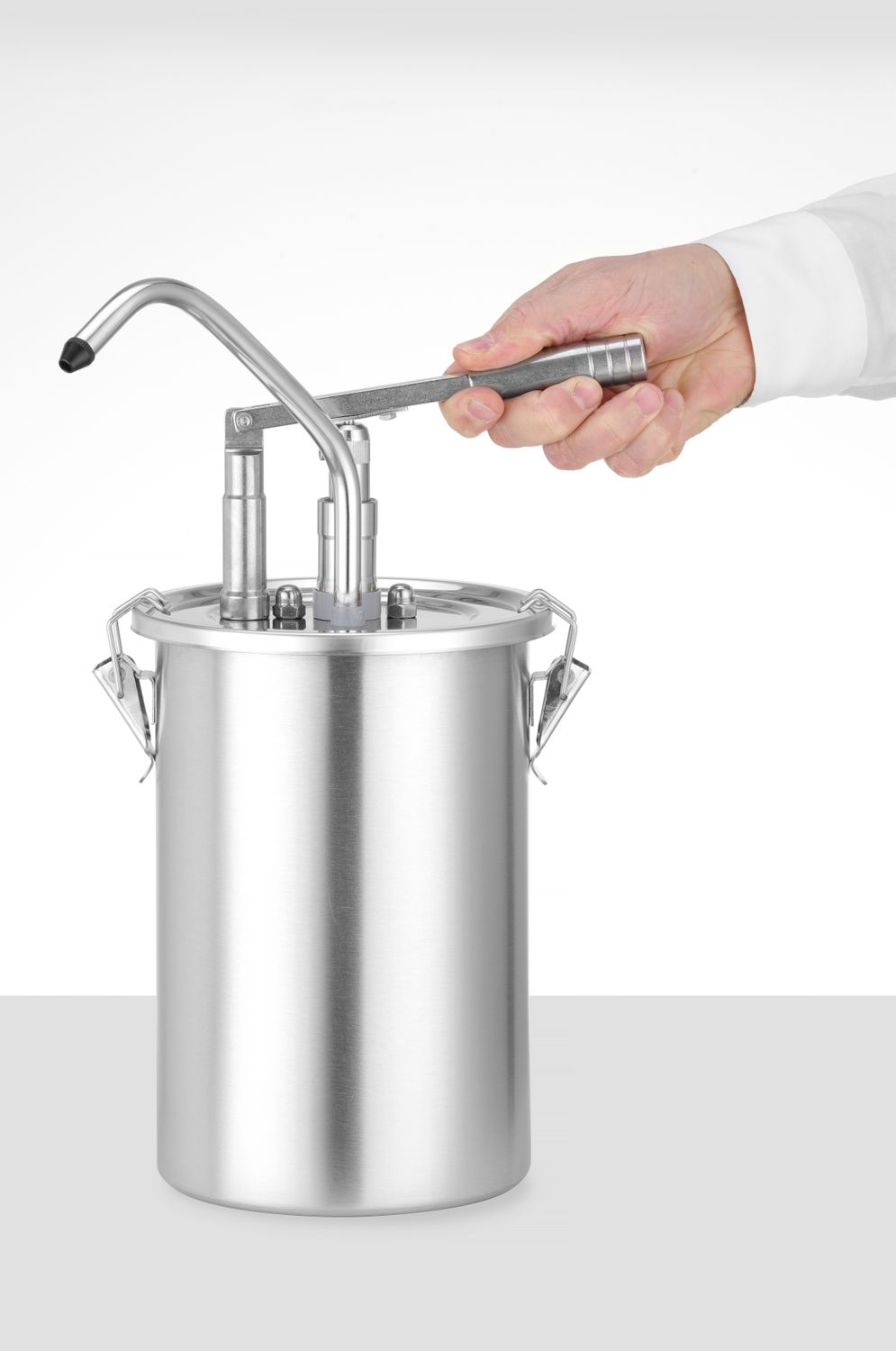Nádoba na omáčku z nehrdzavejúcej ocele s dávkovačom, HENDI, 4,5 l, Ø180 × 420 mm | 558102